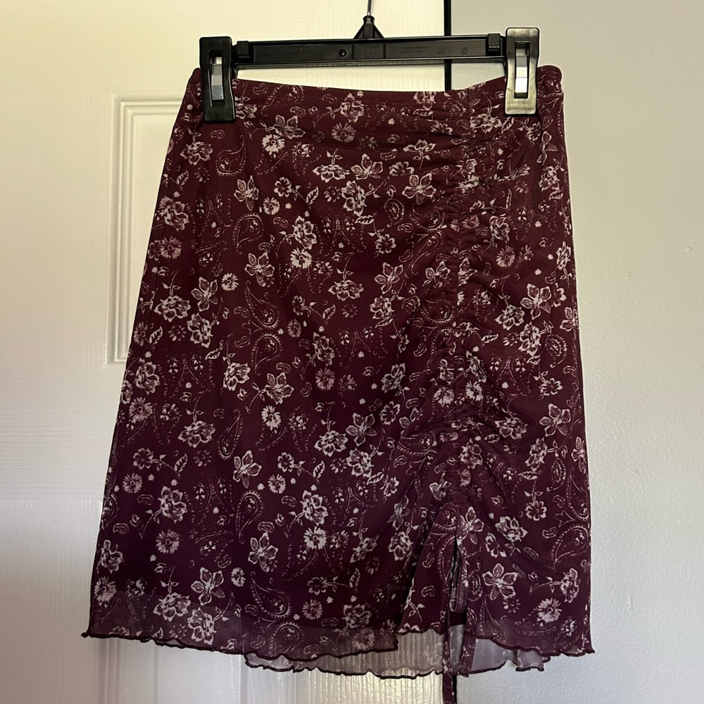 Hollister mini skirt with sinch on the front, size xs